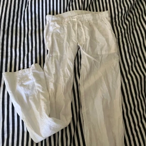 LOWWAIST LINNEBYXOR  - Säljer mina älskade linnebyxor perfekt lowwaist. Säljer då jag har för många likadana. 