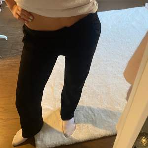 Säljer dessa midwaist kostymbyxorna från Vero Moda! Bekvämt material, fint skick, nypris var 500 kr. Kontakta mig för fler bilder eller vid intresse! Priset kan diskuteras❣️