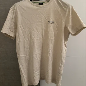 3 Hugo Boss T shirts - 3 hugo boss t shirts som bara suttit i garderoben använts få gånger ny skick De två vita t shirtsenr storlek XS  den som är beige är storlek S