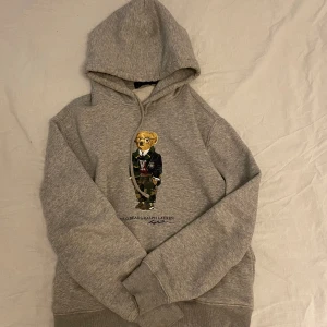 Ralph Lauren Hoodie Man - Hjälper min brorsa sälja sin hoodie ifrån Ralph Lauren. Använd några gånger, hör av er vid frågor eller fler bilder. 