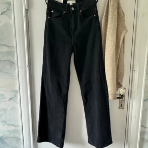 Wide high waist - Helt oanvända svarta jeans från hm. Har ej avdvänts då de är för små! Bra längd för mig som är runt 167.