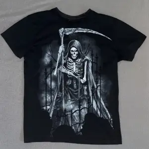 Y2k Grim Reaper Tröja i Medium storlek med detaljerat tryck på framsidan, tröjan är fortfarande i topp kvalitet