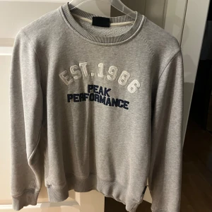 Peak performance tröja  - Peak performance tröja  Använd några gånger  Skick: 7/10 Xs Pris kan diskuteras 