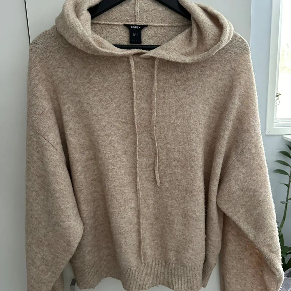 Stickad hoodie från Lindex i storlek S, knappt använd. Köptes för 349kr. Tröjor & Koftor.