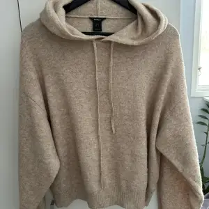 Stickad hoodie från Lindex i storlek S, knappt använd. Köptes för 349kr