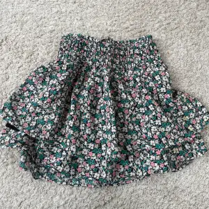 Supersöt blommig kjol, ganska kort. Den är ifrån Vero Moda i storlek L💓