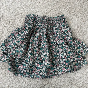 Blommig kjol - Supersöt blommig kjol, ganska kort. Den är ifrån Vero Moda i storlek L💓