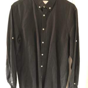 En svart oanvänd linneskjorta från zara