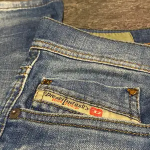 Ett par fett coola grishiga jeans från disel. I riktifr fint skick och inga defekter. Köpt från selpy men har själv inte använt dem. Skriv om du har några frågor eller vill ha fler bilder :)