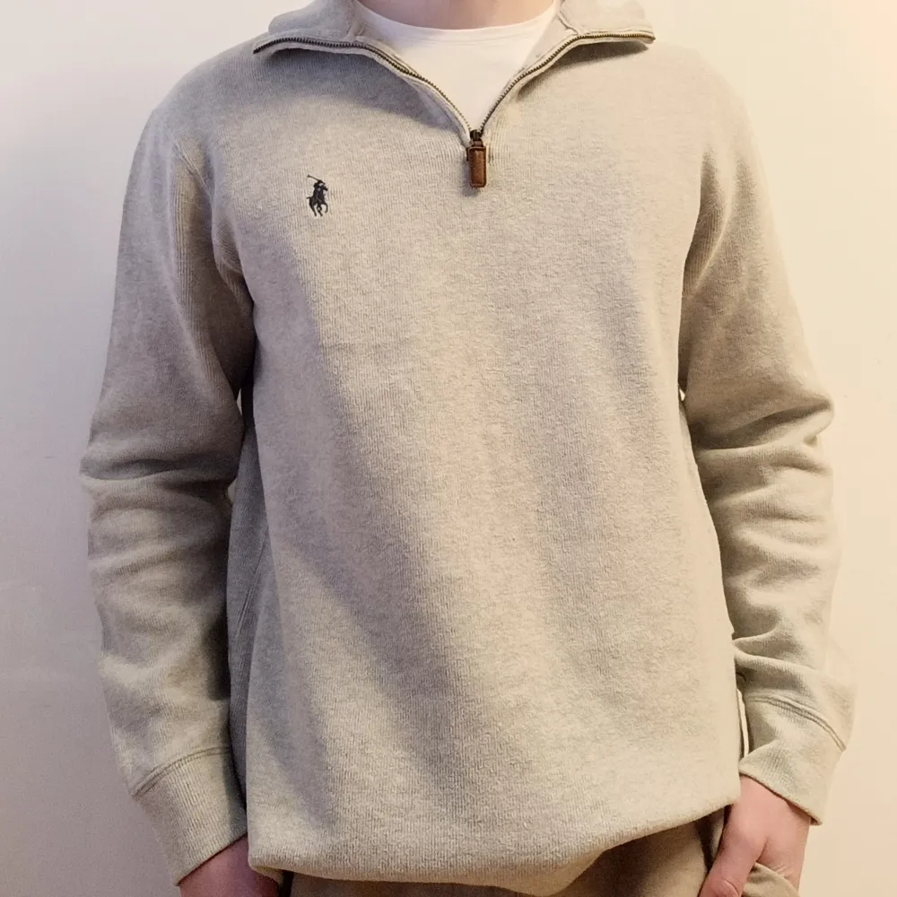 Ralph Lauren halfzip i bra skick  Nypris: ca 2000 kr  Vårat pris: 499 kr  Priset går att diskutera . Tröjor & Koftor.