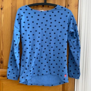 Blå stjärnig tröja  - Långärmad tröja som kan användas som pyjamaströja eller vanlig tröja. Superskön och gullig! Skulle gissa på storlek S.