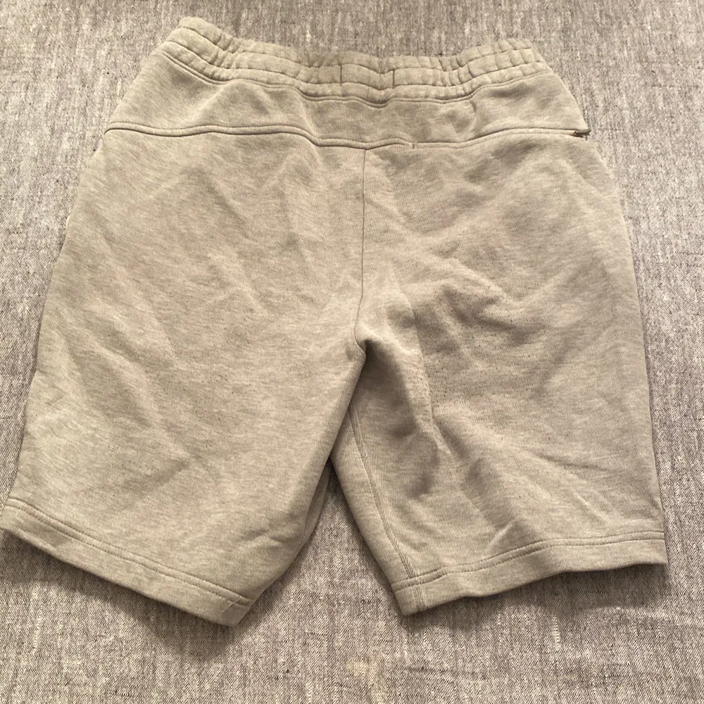 Bra skick, perfekt inför sommaren och bara ha hemma och chilla i.  Storlek: XS Pris: 75kr. Shorts.