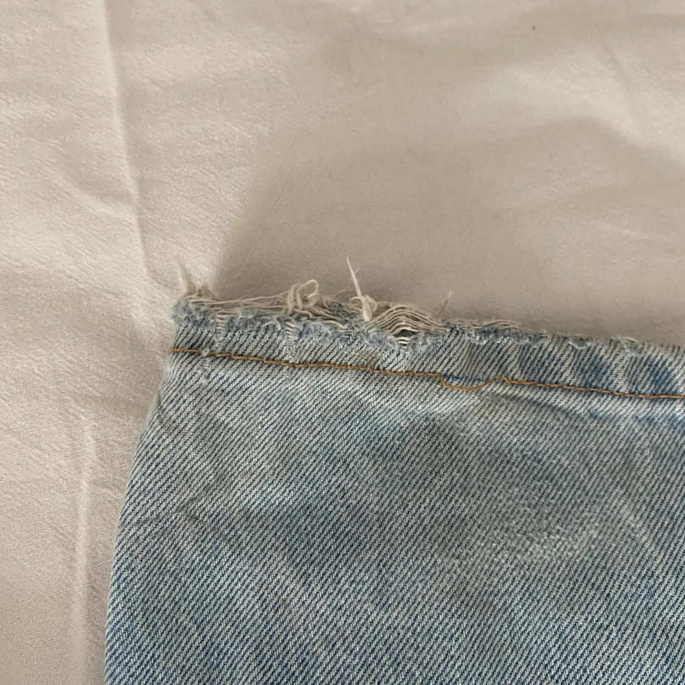 Högmidjade Snygga jeans som har används mycket. Normal i storleken. Är lite små förstörda vid fötterna men inget märkvärdigt. Storlek XXS men funkar nog på XS också.. Jeans & Byxor.