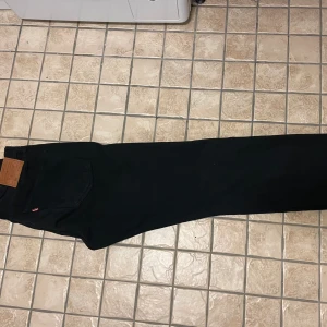 Jeans  - Säljer mina svarta Levis jeans som jag knappt använt och är i väldigt bra skick 