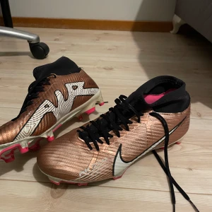 nike fotbollsskor  - säljer mina gamla fotbollskor använd i gott skick inga skador. 
