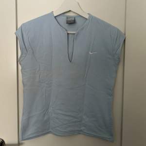 Tennis t-shirt från Nike. Hade fläckar i ryggen som inte gick bort när jag köpte den här på Vinted. (De bild nummer 2)