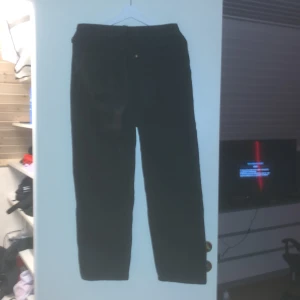 Jeans baggy  - Det här är ett par hel svarta jeans från hm storlek 29/30 (baggyjeans ) gamla priset är 599 som du ser i andra bilder så är dom inte slitna alls vill du ha mer bilder kan du be om det. Dom är använda en gång 