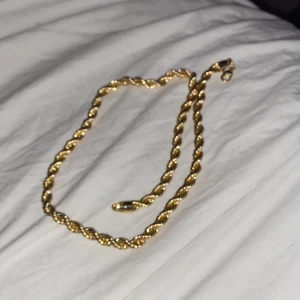 Guld kedja - Den passar alla och jag säljer den för att jag behöver pengar. skick 10/10