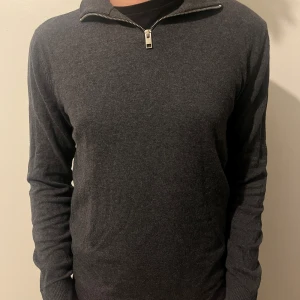 Jack & Jones halfzip - Hej säljer nu min killes fina halfzip ifrån märket Jack & Jones i jätte bra skick som knappast är använd 💕 han är cirka 180 och den sitter fint på han💕  Köparen står för frakt💕