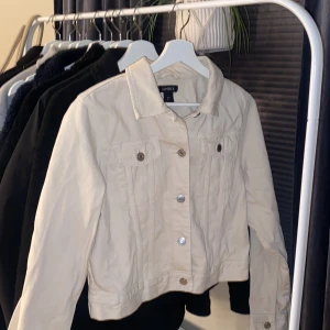 jeansjacka - säljer denna söta jeansjacka då den inte kommer till användning! använd ungefär 2 gånger så är i jättefint skick. 