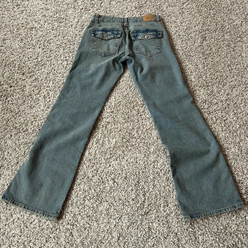 Säljer ett par jeans från Gina tricot. Köpt för 500kr och säljer för 230kr. Kommer i fint skick, använt en gång. Säljer pågrund av att de är för korta. . Jeans & Byxor.