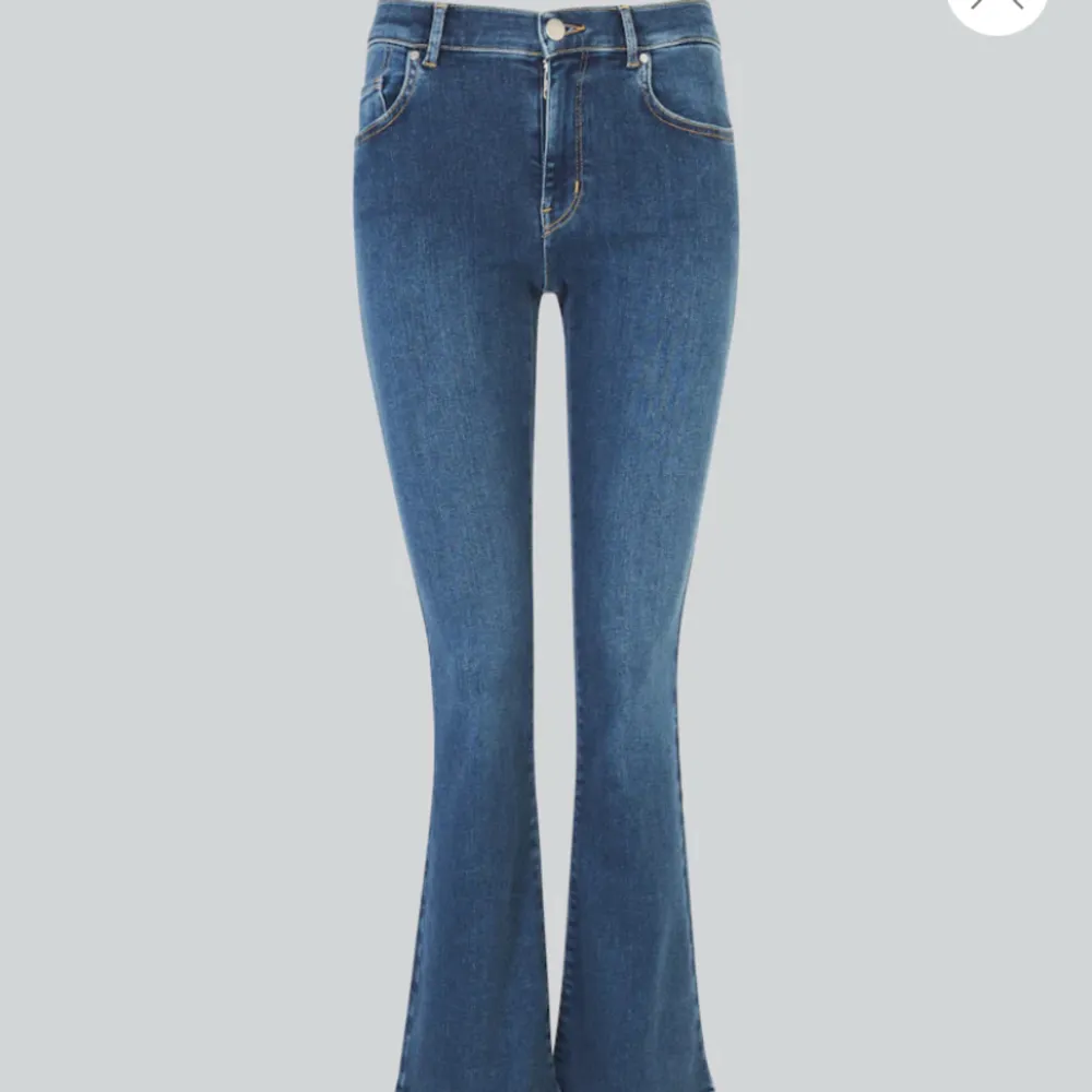 Jätte snygga lågmidjade jeans från BikBok. Jeansen är i jätte bra skick, som nya💞 köpta får 699! ( lånade bilder). Jeans & Byxor.