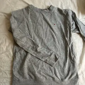 Super fin grå tröja från Tommy Hilfiger! Säljer pga att den är för liten.