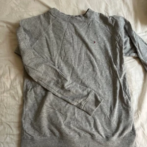 Grå tröja  - Super fin grå tröja från Tommy Hilfiger! Säljer pga att den är för liten.