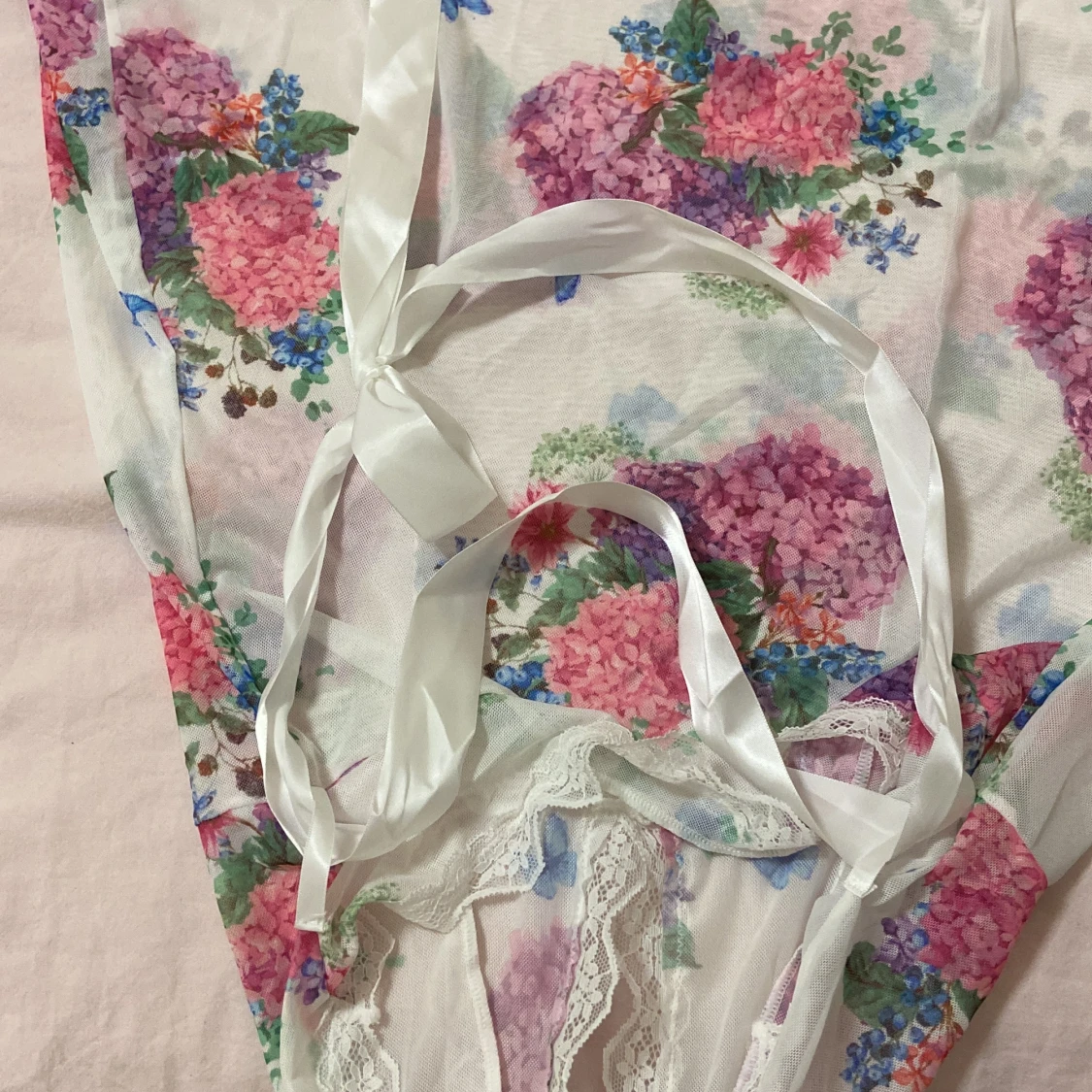 En blommig genomskinlig vårklänning  - 90