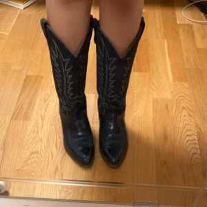 Boots - Säljer dessa fina cowboy boots då de ej kommer till användning. Dom har ett nypris på ca 3500 men säljer billigare då jag ej använder dem och vill bli av med dem💗