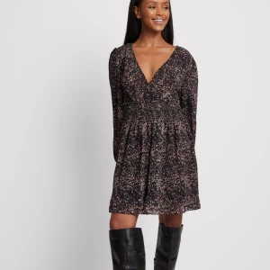 Klänning  - Säljer denna sjukt snygga klänningen från nakd. Den är endast använd en gång och är som i nyskick. Köpte den för 499kr, Priset går att diskutera