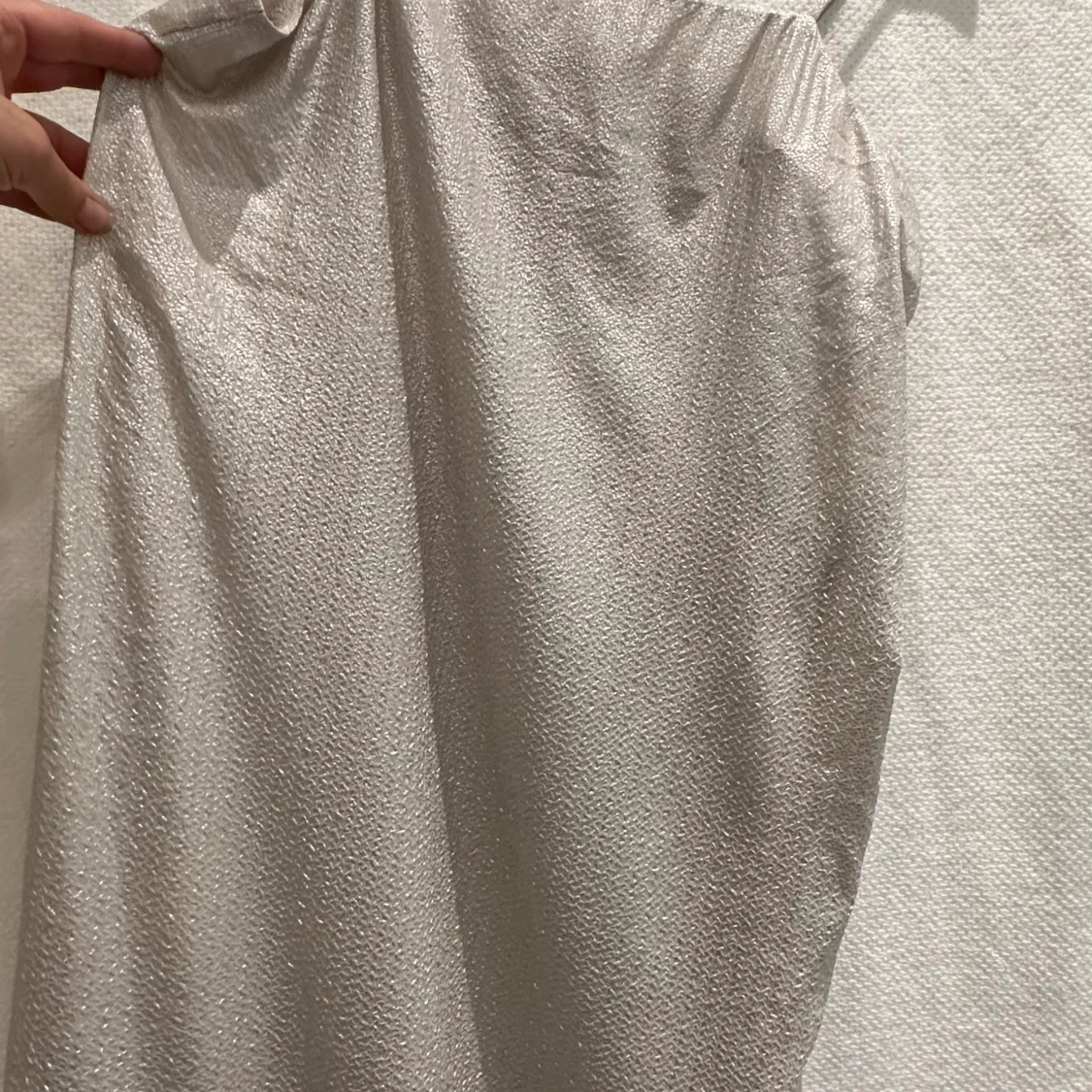 Tunn skimrande klänning från Monki - 92