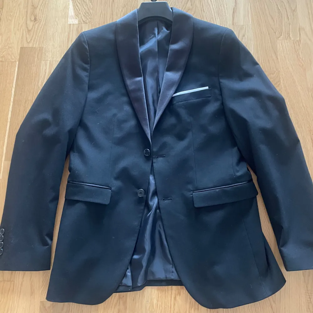 Kostym, 2 skjortor och slips. Köpte allt för 4000 men säljer för 1500. Har bara använt en gång. Kan också sälja separat och skriv ett pris. Svarta skjortan-Jack & jones  Vita skjortan-NEXT Kostym och kostymbyxan-Selected homme  Flugan-Pier one . Kostymer.