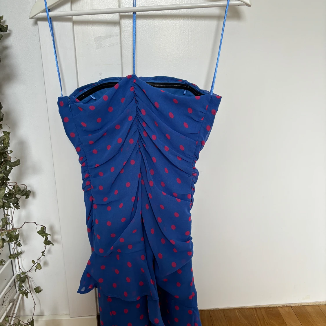 Blå prickig miniklänning - 91