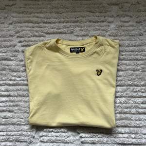 Gul lyle & scott t-shirt. Använd varsamt och få tecken på användning. Storlek 15/16 år. Motsvarar ungefär storlek S.😊