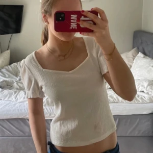 VIT KORTÄRMAD BLUS - Superfin kortärmad blus! 🤍 ”Defekten” på tröjan är endast en skugga, skriv för fler bilder! 🌸Priset är diskuterbart! 