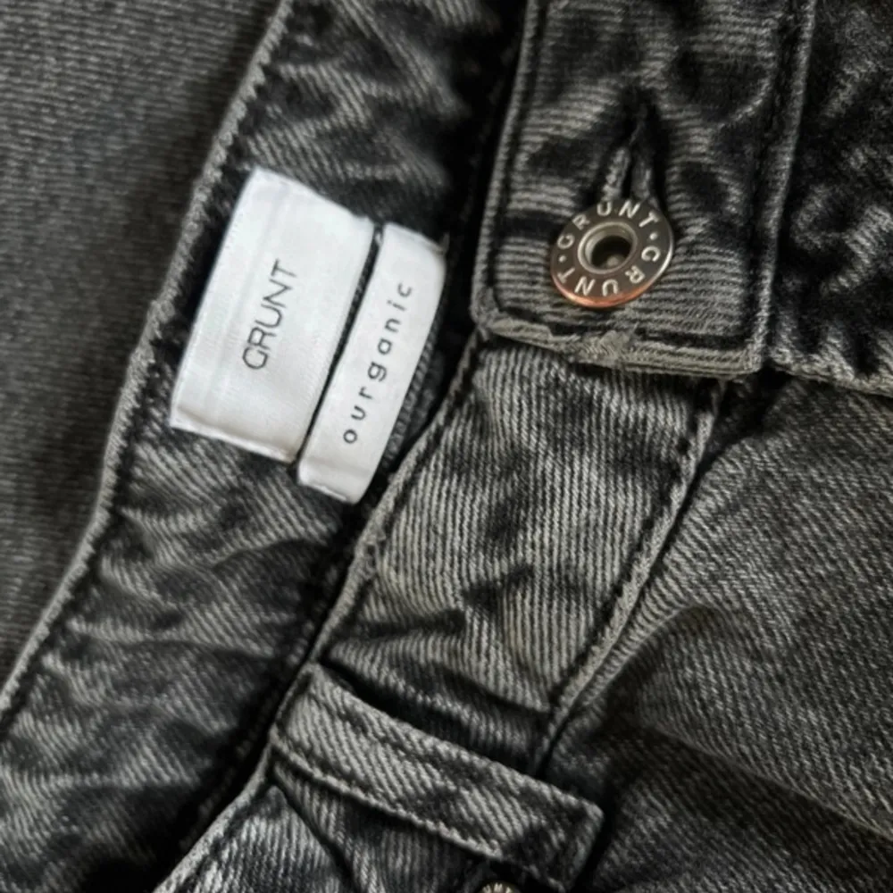 Jättefint skick sparsamt använda  Färg: dark grey Modell: street loose Reglerbar midja Inköpta på Kidsbrandstore  Ordinariepris 599kr  Har även ett par svarta och blå ute i samma storlek.. Jeans & Byxor.