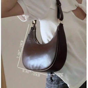 classy Brun rostad väska - Fin brun rostad väska. Den är inte en märkesväska men passar alla och Mått finns i bilden. Säljs då jag inte använder den. Klassisk och fin.👜🤍🤎