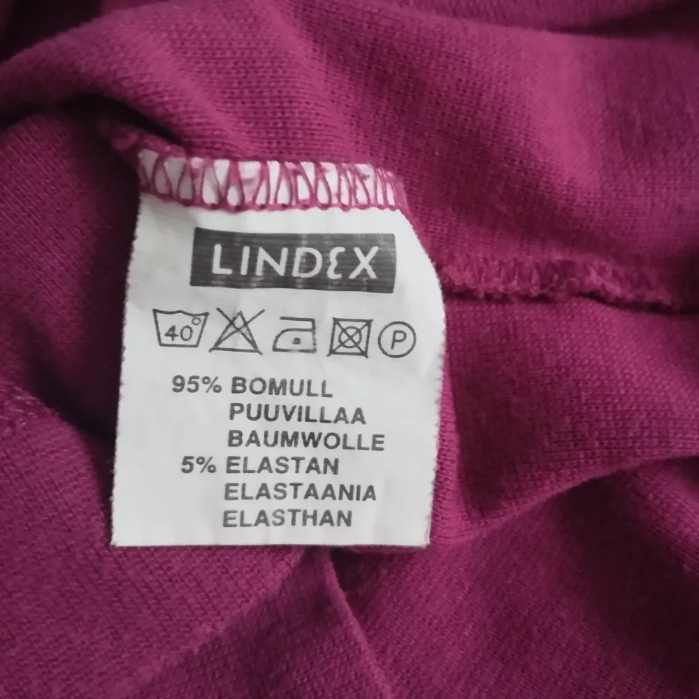 Lila/ vinröd polo-väst/ linne från Lindex basic. Material; 95% bomull och 5% elastan. Tvättas i 40 C°. . Toppar.
