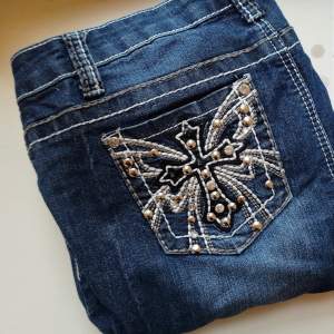 Ett par as snygga jeans. Fattas lite saker på fickorna (bild 1)💗Säljer för de är för stora💗De är bootcut och low waist💗 Mått: midjemått: 38 innerbenslängd: 78💗
