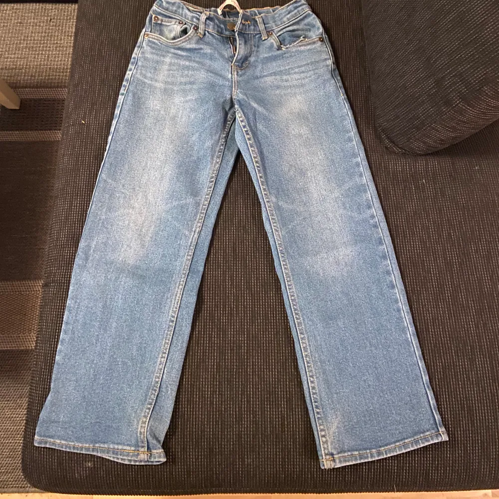 Hej,säljer nu mina Levis jeans (stay Loose). Jag köpte dessa jeans för cirka ett år sedan på NK i Göteborg. Storleken på dom här jeansen är - SIZE 10A motsvarar 140cm.. Jeans & Byxor.