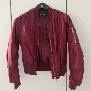 Jacka - Vinröd jacka köpt på secondhand, den är i bra skick.