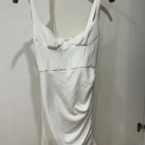 Klänning - Aldrig andvänd, perfekt för dig som ska ta student. Tjusig och elegant  Vit, XS,