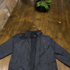 Ralph Lauren vårjacka - Säljer min Ralph Lauren vår jacka då den inte passade mig, väldigt bra skick 9/10. Ny pris på denna ligger på 2600kr men släpper iväg den för 1299kr!  Priset är inte hugget i sten.  Hör av dig ifall du har någon fundering😃