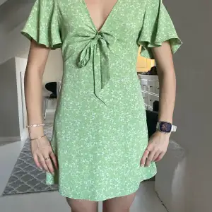 Grön blommig fin sommar klänning! 