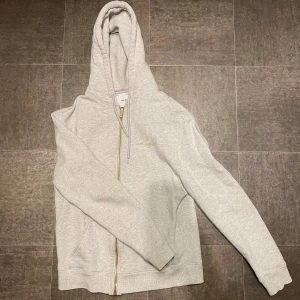 Axel Arigato zip hoodie  - Riktigt snygg Axel Arigato zip hoodie i mycket bra skick! Storlek S sitter perfekt! 