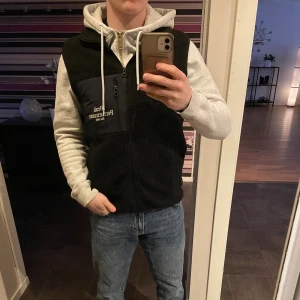 Peak performance fleece vest  - Svart peak performance fleece vest i mycket bra/ nyskick. Storlek S passar även M 
