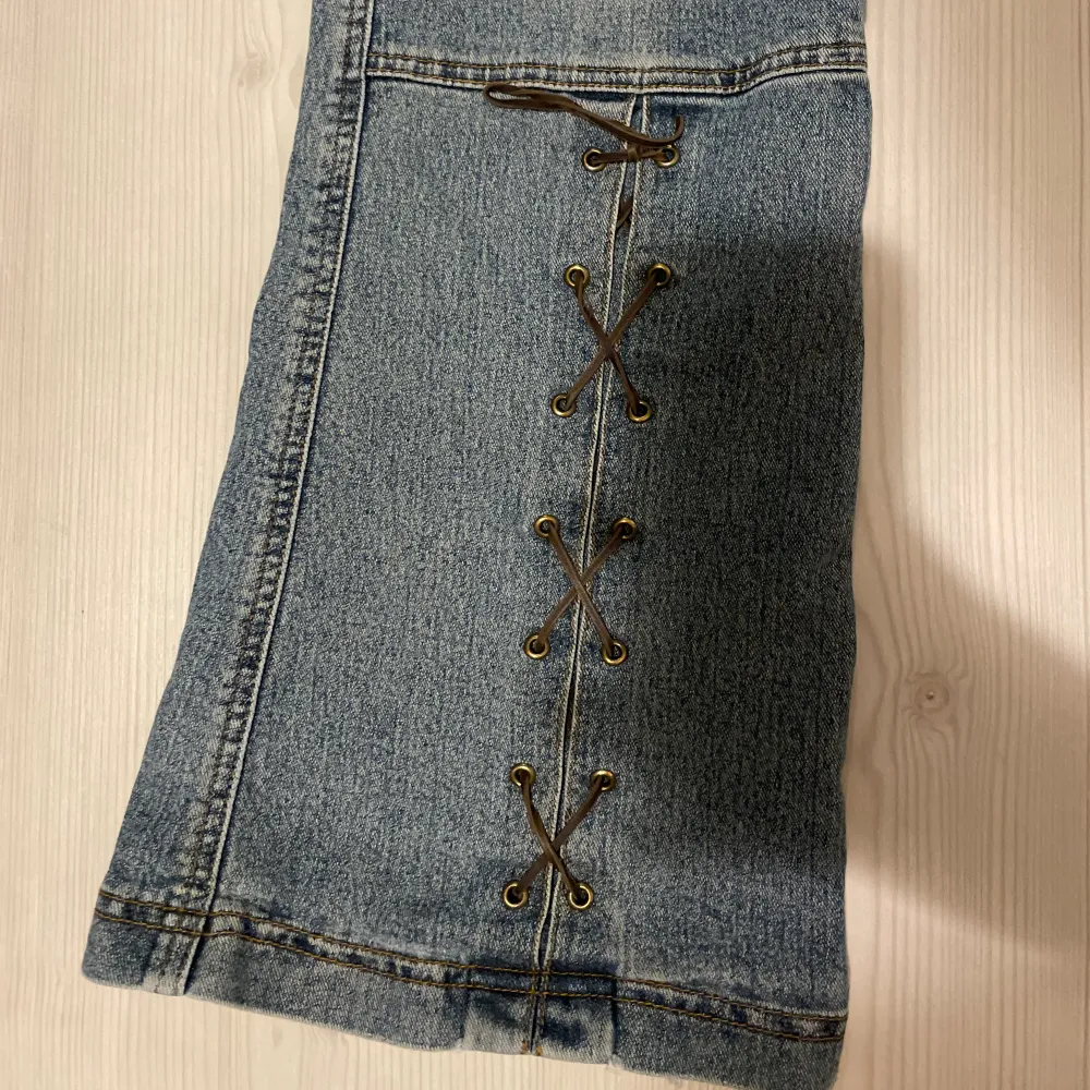 Lågmidjade bootcut jeans med snygga detaljer  Midjemåttet 39  Innerbenslängd 80  Ytterbenslängd 98 Jag är 168💗💗. Jeans & Byxor.
