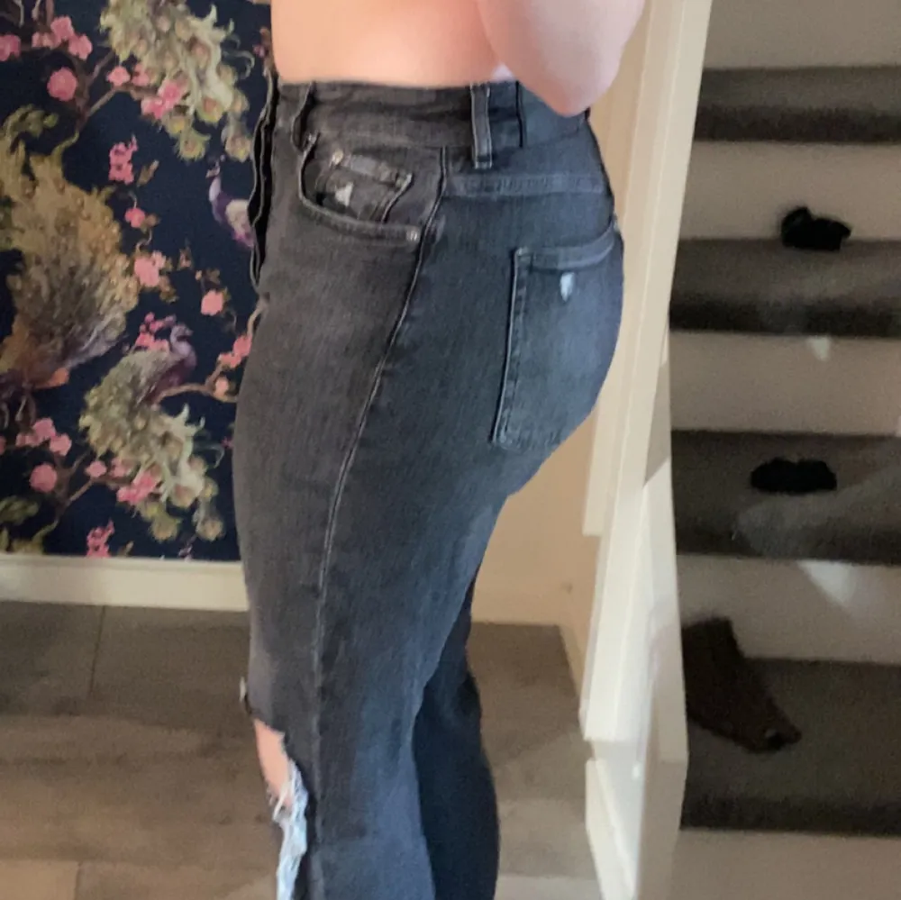 Fina gråa mom jeans som ger en fin figur, stretchigt material, inga defekter, har flera knappt som syns på sista bilden men bara en knapp syns när man har de på sig. Köpta från hm för ca 2 år sen. Använd gärna köp nu💗. Jeans & Byxor.