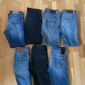 Säljer alla dessa feta replay och tiger of Sweden jeans i min profil, alla är i Slim passform. Replay 499kr, tiger of Sweden jeans 349-399kr, men blir billigare om man köper fler. Pris kan diskuteras! Fler jeans kommer snart så se till att följa!